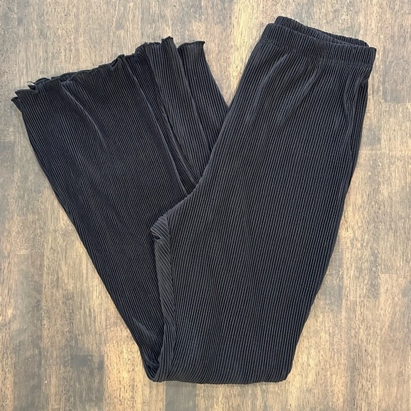 Davi & Dani Plisse Lettuce Hem Flare Pants Black - Picture 1 of 2